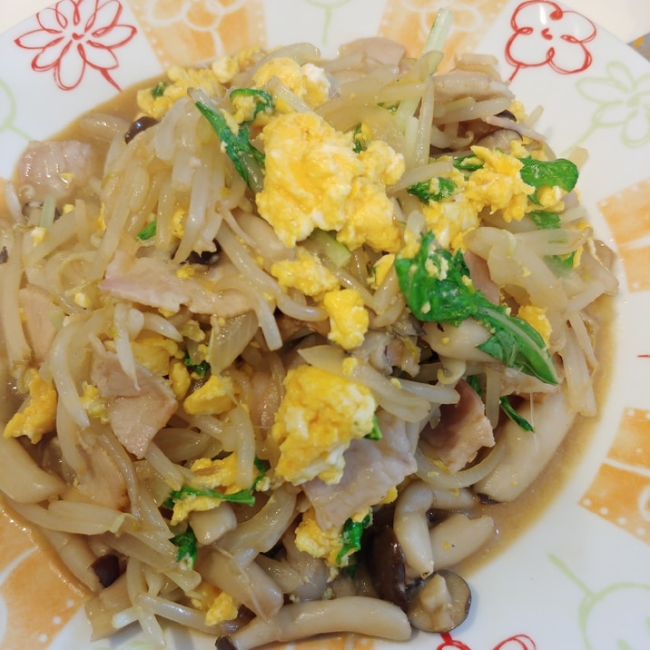 焼き肉のたれで　野菜と卵とベーコンしめじの炒め物♪